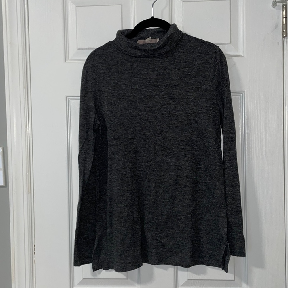 Loft dark gray turtleneck tee (M)